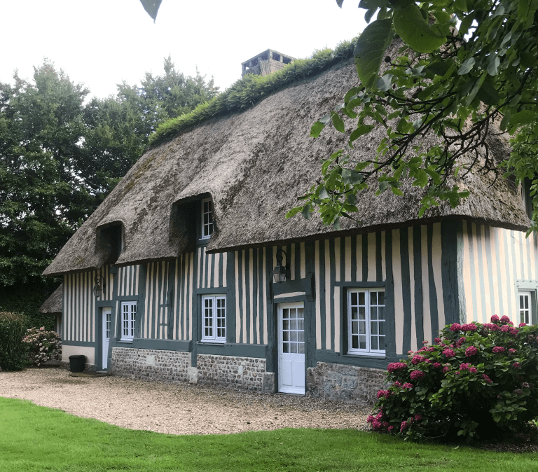 Chaumière normande typique à louer en gîte, idéale pour famille nombreuse