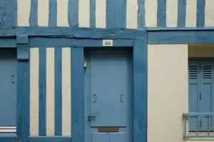 Avec ses maisons à colombages, ses ruelles pavées, ses grands espaces boisés et son riche patrimoine culturel et culinaire, la Normandie est LA destination idéale. Visitez la Normandie, on vous emmène. ©Jeremy Bishop/ Unsplash